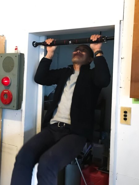 イカ太郎が懸垂をしている写真