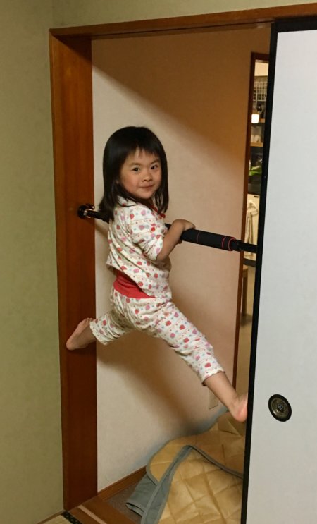 4歳の娘が懸垂バーで遊んでいる写真